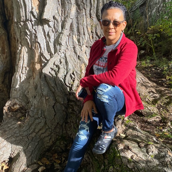 Meet your Posher, Amanda - Picture 2 of 5